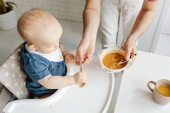 essential tips to feed solid food to baby's